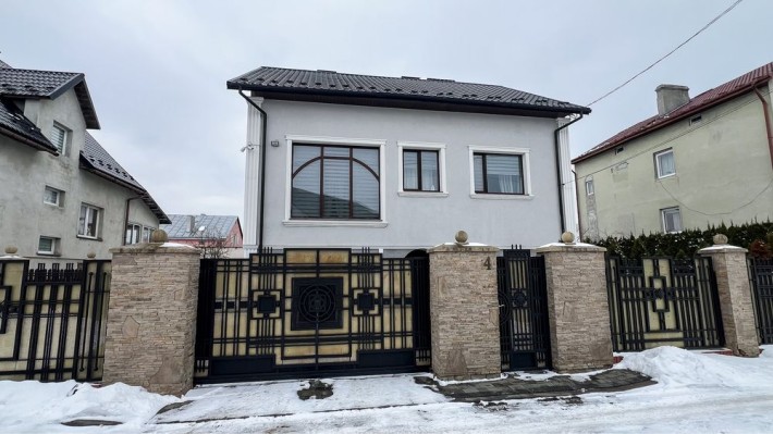 Продається гарний сімейний будинок в кращому районі м. Дрогобича - фото 1
