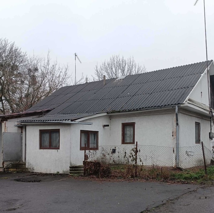 Продам частину будинку в Млинові центрі - фото 1