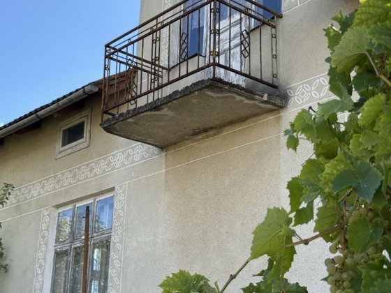 Продаж житлового будинку з балконом, садом та приватизованою ділянкою.Всі комунікації, зручний доїзд Дрогобыч