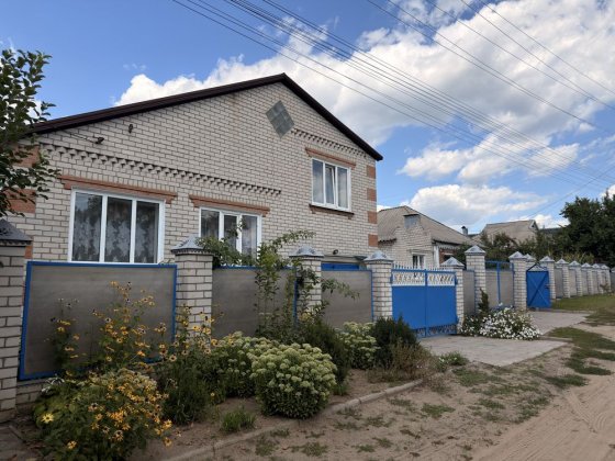Продам півтораповерховий будинок (в аренду не здається, тільки продаж) Изюм