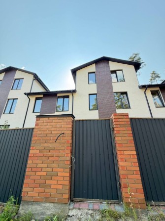Продам без комісії кутовий таунхаус 120 м² з терасою та 1,6 сотки | Гостомель, зручний виїзд на Київ - фото 1