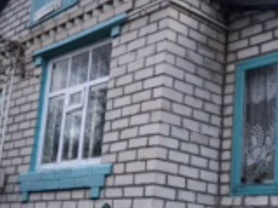 Продам пол дома . Газифицирован,в доме вода,скважина..Есть гараж эх Изюм