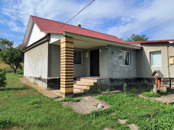 Затишний будинок біля міста Кам'янець-Подільський