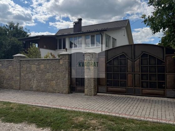 Продам готовий для життя будинок з гаражем, 20 соток приватизованої землі Каменец-Подольский