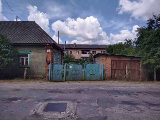Продам пів будинку та земельну ділянку в Миргороді. Центр міста. Миргород