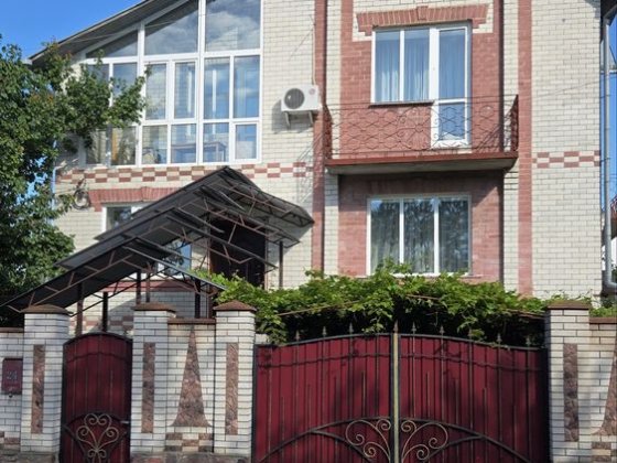 Продаж просторого, якісного  будинку  з власним озером , сауною та басейном Нежин