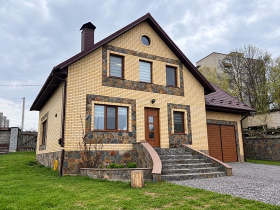 Продається приватний будинок в центрі міста по вулиці Медова 9 Звягель