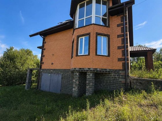 Продам двоповерховий будинок із мансардою та гаражем, центр Ромен Ромны