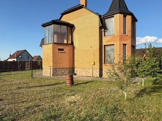 Продається красивий будинок «під ключ», у престижному районі. Сарни