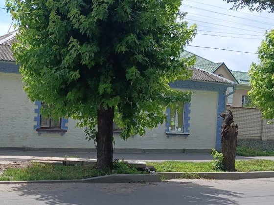 Продам половину будинку  для будівництва магазину чи офісу. Умань