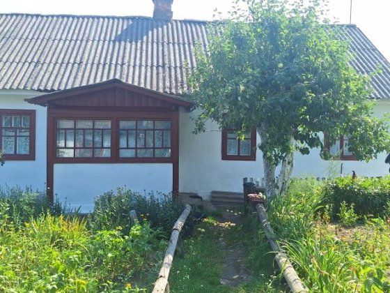 Продається затишний будинок у центрі села Кам'янка— 25 соток приватизованої землі.Можливий торг! Шепетовка