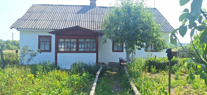 Продається затишний будинок у центрі села Кам'янка— 25 соток приватизованої землі.Можливий торг! - фото 1