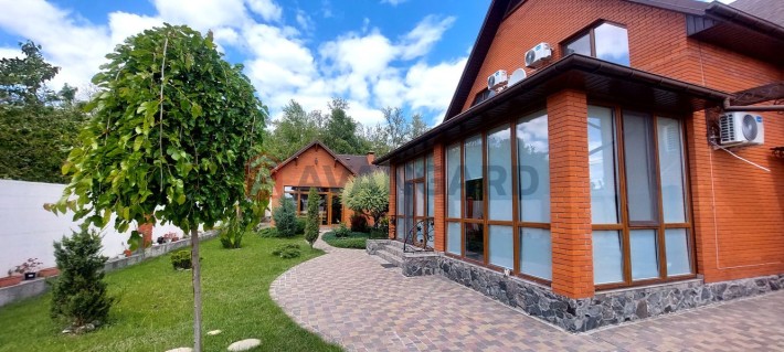 Уникальный дом, 215 кв м, 4 спальни, баня, беседка, Кирпич, Газ - фото 1