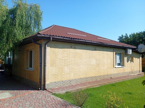 Продаж сучасного будинку із сонячною електростанцією у смт Слобожанське