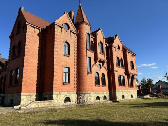 Замок в Обухівці, 715 м²