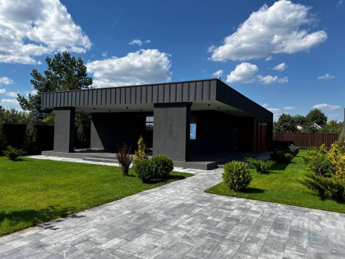 Продаётся новый дом в Новоалександровке с дизайнерским ремонтом - фото 1