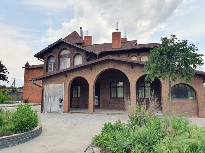 Продаётся дом замок в Новоалександровке - фото 1