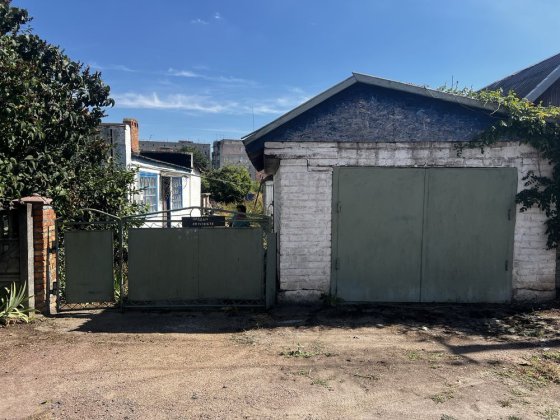 Срочная продажа дома с гаражом в отличном районе!