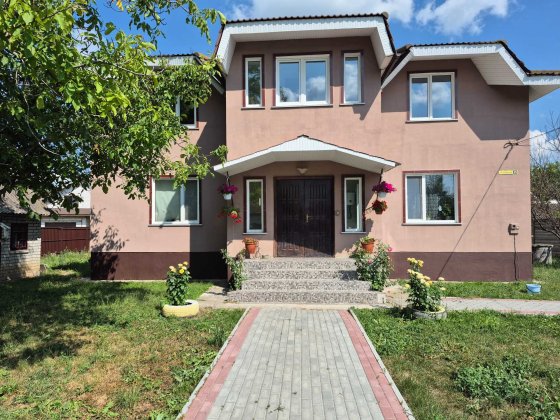 Продам чудовий будинок з широким подвір'ям у центрі села Глубочица
