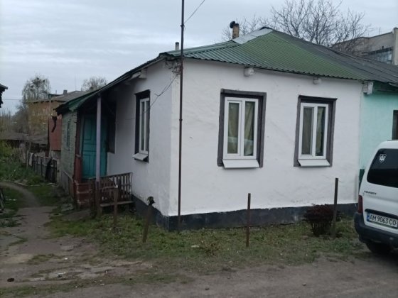 Продам дві частини будинку в центрі хорошева. Хорошів