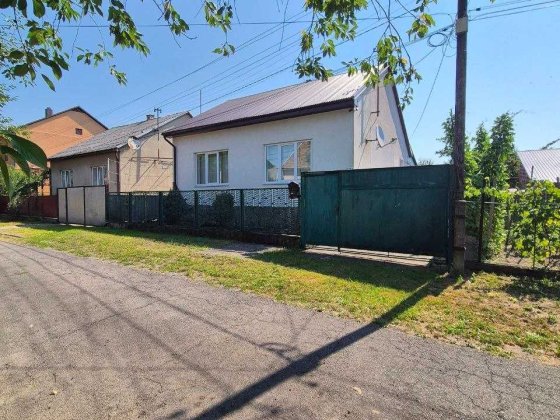 Продаж затишного будинку в м. Тячів з просторою ділянкою Тячев