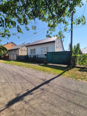 Продаж затишного будинку в м. Тячів з просторою ділянкою - фото 1