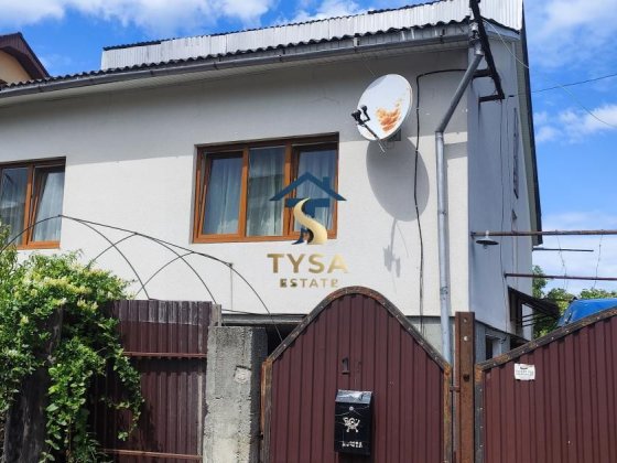 Великий будинок у Тячеві: 210 м², 7 соток, гараж та всі комунікації Тячев