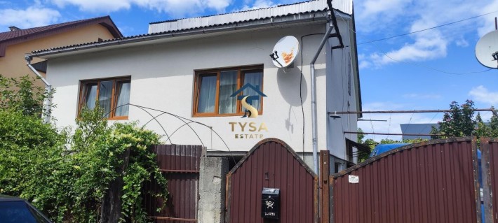 Великий будинок у Тячеві: 210 м², 7 соток, гараж та всі комунікації - фото 1
