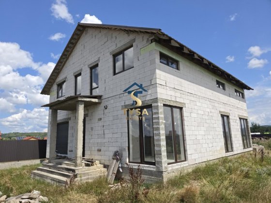 Ідеальний простір: новий сучасний будинок на 250 м² у місті Тячів. Тячев