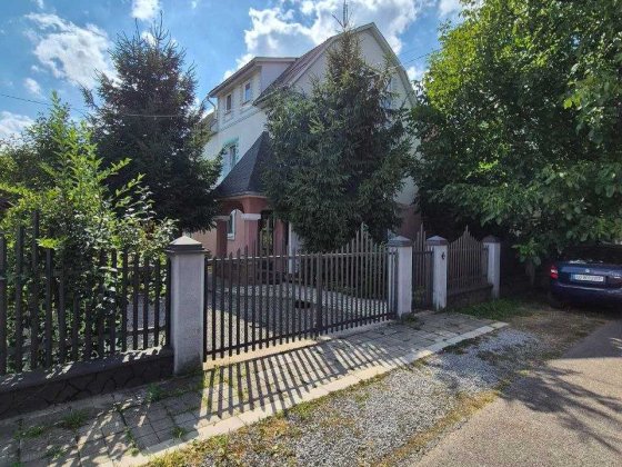Продаж затишного 3-поверхового будинку з екзотичним садом та сауною в м. Тячів! Тячев