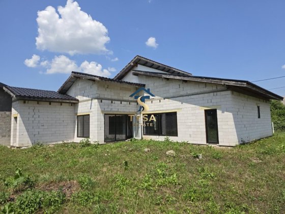 БЕЗ КОМІСІЇ: Сучасний будинок (165 м²) з преміальних матеріалів за крок від центру міста! Тячев