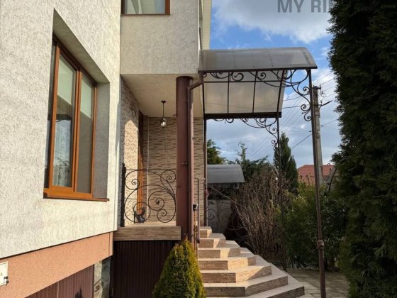 Продаж сучасного двоповерхового будинку площею 301 м² на просторій земельній ділянці 10 соток. Оноковцы