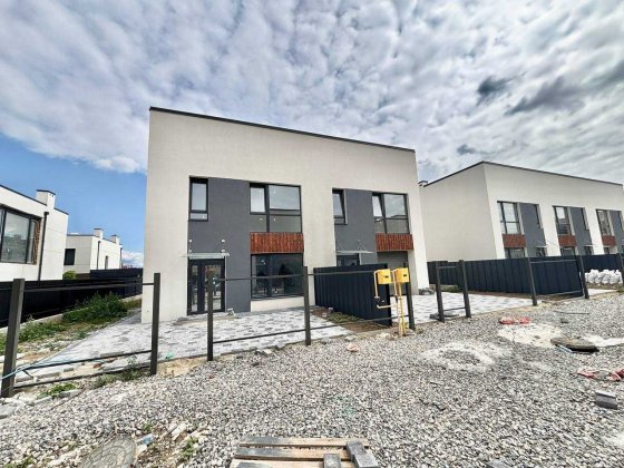 Продається сучасний Дуплекс 130 м². Ділянка 2.3 соток. Крихівці. вул. Парафіяльна. Міські комунікаці Крихівці