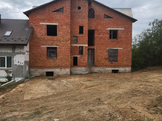 Недобудований особняк Угринов