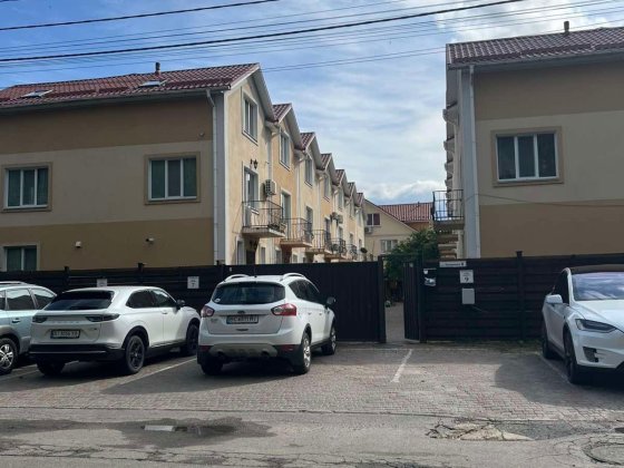 ВЛАСНИК!Таунхаус з газом,135кмвадратних метрів,5 кімнат з ремонтом. Білогородка Белогородка