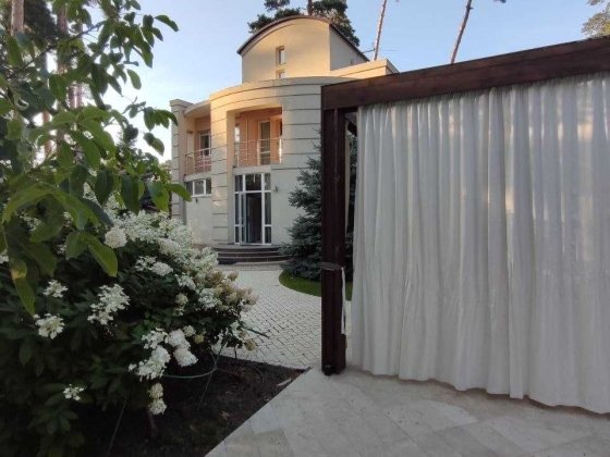 Продам приватний будинок з великою ділянкою і басейном у Ворзелі