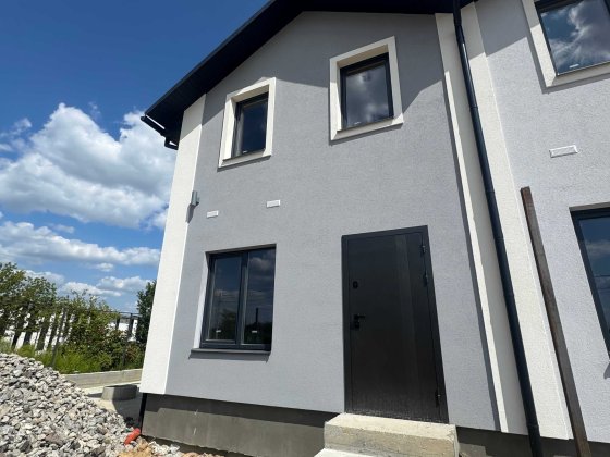 Продаж сучасного двоповерхового таунхауса 48 м² з власним подвір'ям та паркомісцем. Без комісії Белогородка