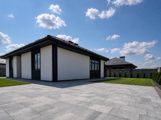 Сучасний будинок із власним бомбосховищем у передмісті Ірпеня Ворзель