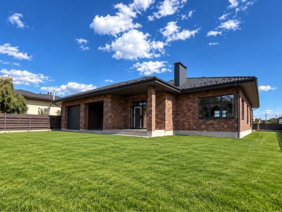 Продаж одноповерхового будинку 215 м² з гаражем | 10 соток | Газ