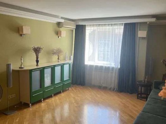 Пропонується до продажу простора 3-кімнатна квартира в одному з найпрестижніших районів Києва — вул. Київ