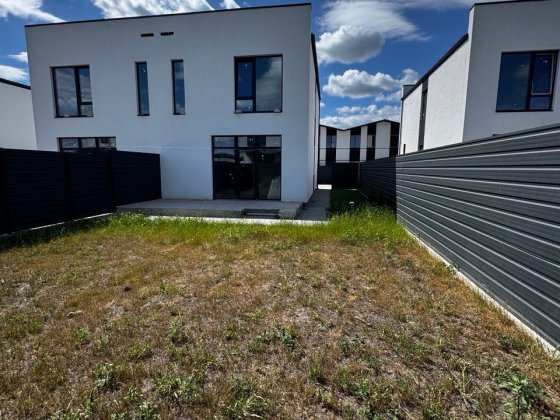 Продаж від забудовника, готовий дюплекс 110м² два поверхи 2.8 сотки землі. Власний двір. Паркомісце.