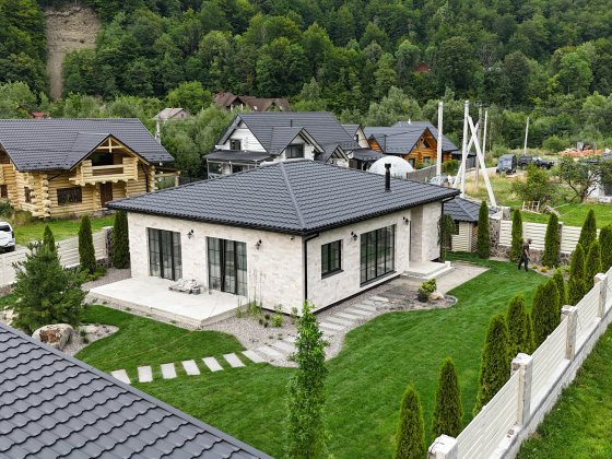 Сучасний будинок площею 103 м² у Микуличині із ландшафтним дизайном та повним укомплектуванням Яремче