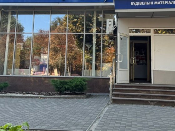Оренда фасадного торгового приміщення, червона лінія Черкаси