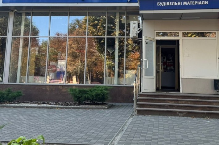 Оренда фасадного торгового приміщення, червона лінія - фото 1