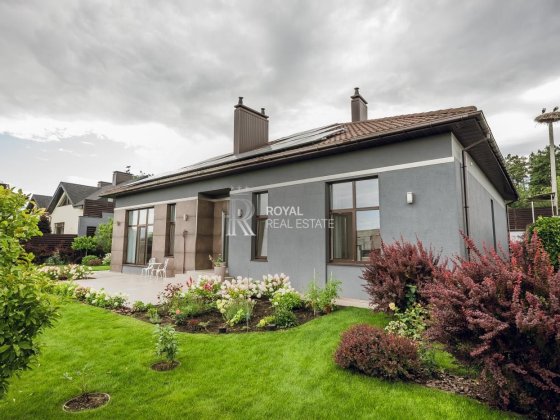Продаж Будинок Стоянка КМ White Stones 4 кімнати 175 м² 16 соток Генератор Сонячні панелі Газ Озеро  Стоянка