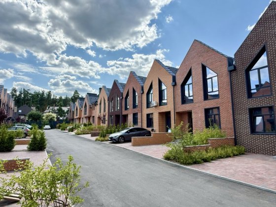 Таунхаус 90 м² із власною ділянкою — чудовий варіант поруч із Києвом  Стоянка Стоянка