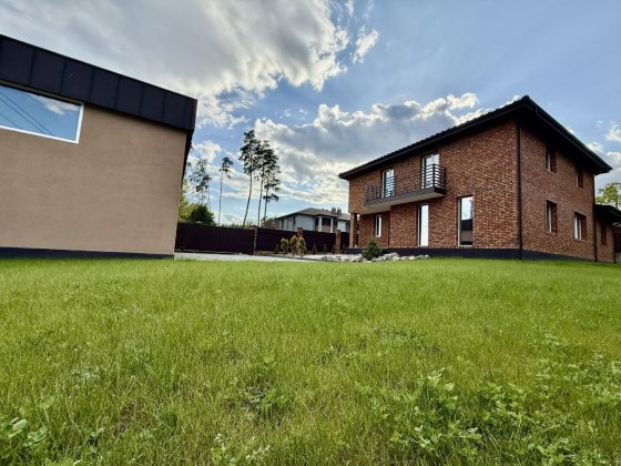 Продаж дуже гарного добротного будинку з цегли біля Києва з гаражем на 2 авто, готовий газон, гостьо Стоянка