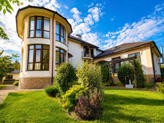 Продаж просторого затишного будинку з басейном с. Віта-Поштова Вита-Почтовая
