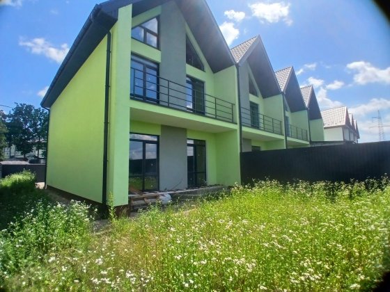 Кутовий таунхаус біля річки Стоянка