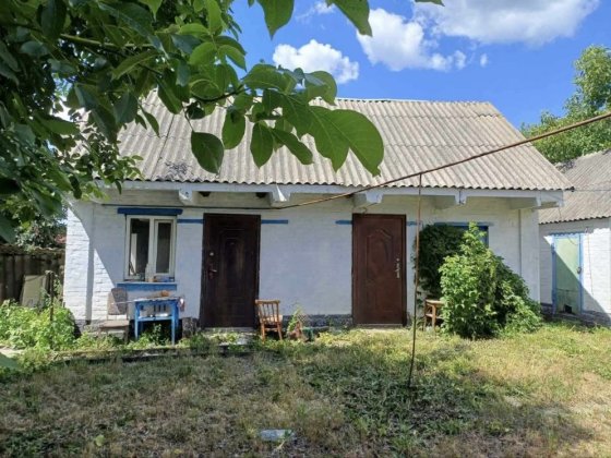 Продаж будинку під знос Рокитне. Літня кухня придатна ддя дития